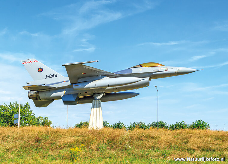 Postkarte F16 am Kreisverkehr in Volkel