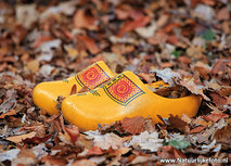 Holzschuhe im Herbst Postkarte Holzschuhe im Herbst Postkarte