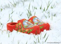 Postkarte Holzschuhe im Schnee