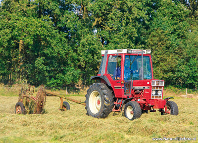 ansichtkaart tractor international 585 XL