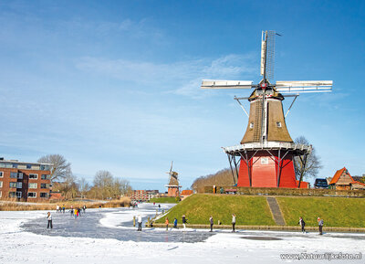 ansichtkaart molen de Hoop met schaatsers