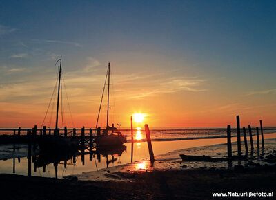 ansichtkaart zonsopkomst met zeilboten - Waddenzee